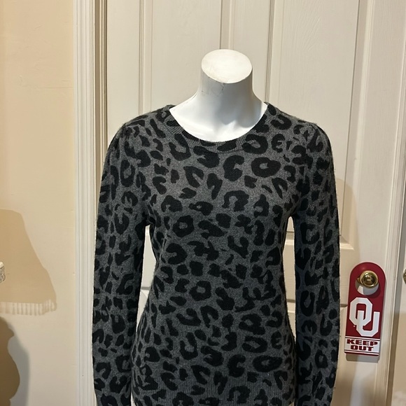 White + Warren Cashmere Sweater. Medium - Picture 1 of 9